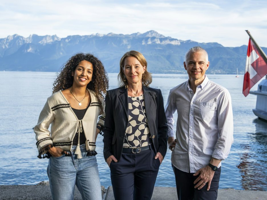 L'équipe Swiss Transcript au bord du lac Léman : Nadia Benkara, Esther Sève et Cédric Paternotte